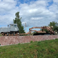 Памятник трактору-колхознику Д-20 БМ