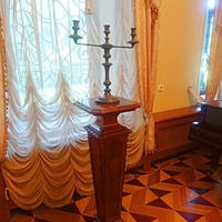 Музей-усадьба "Ботик Петра 1". Белый дворец. Экспозиция "В начале славных дел". Парадный зал о заслугах людей в создании музея и сохранения исторического наследия.