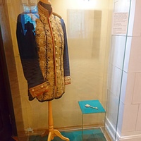 Музей-усадьба "Ботик Петра 1". Белый дворец. Экспозиция "В начале славных дел". Парадный зал о заслугах людей в создании музея и сохранения исторического наследия. Мундир шталмейстера, ключ камергерский.