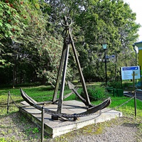 Музей-усадьба "Ботик Петра 1". Якоря с кораблей Потешной флотилии Петра 1 перед Ботным домом.