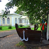 Музей-усадьба "Ботик Петра 1". Арт-объект в виде стилизованной кормы ботика со штурвалом и тантамареской – ростовой плоской фигурой Петра 1 с отверстием в лице для фотографирования.