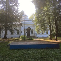 Музей-усадьба "Ботик Петра 1". Белый дворец. Здание построено в 1850-52гг. На этом месте в XVIIв. был деревянный дворец Петра 1. В 1984г. после реставрации здесь открыта экспозиция "Озеро Плещеево - колыбель русского военно-морского флота".