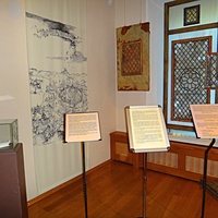 Музей-усадьба "Ботик Петра 1". Белый дворец. Экспозиция "В начале славных дел". Первый зал о пребывании юного царя  в Переславле и строительстве военной флотилии на берегах Плещеева озера. Оконницы слюдяные XVIIв.