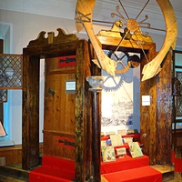 Музей-усадьба "Ботик Петра 1". Белый дворец. Экспозиция "В начале славных дел". Первый зал о пребывании юного царя  в Переславле и строительстве военной флотилии на берегах Плещеева озера. Детали дворца Петра I: дверь, часы, изразцы печи (XVIIв.).