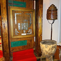 Музей-усадьба "Ботик Петра 1". Белый дворец. Экспозиция "В начале славных дел". Первый зал о пребывании юного царя  в Переславле и строительстве военной флотилии на берегах Плещеева озера. Крепления для слюдяных оконниц (конец XVIIв.).