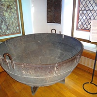 Музей-усадьба "Ботик Петра 1". Белый дворец. Экспозиция "В начале славных дел". Первый зал о пребывании юного царя  в Переславле и строительстве военной флотилии на берегах Плещеева озера. Ступа и котёл для варки смолы, оконницы слюдяные XVIIв.