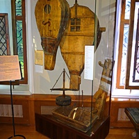 Музей-усадьба "Ботик Петра 1". Белый дворец. Экспозиция "В начале славных дел". 1-ый зал о пребывании юного царя  в Переславле и строительстве военной флотилии на берегах Плещеева озера. Мехи кузнечные, дрель, жегало, фуганок, топоры, тесло, скобель.