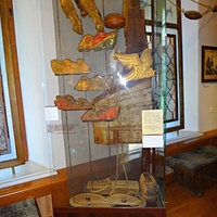 Музей-усадьба "Ботик Петра 1". Белый дворец. Экспозиция "В начале славных дел". Первый зал о пребывании юного царя  в Переславле и строительстве военной флотилии на берегах Плещеева озера. Корабельная резьба XVIIв, руль корабля потешного флота.