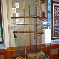 Музей-усадьба "Ботик Петра 1". Белый дворец. Экспозиция "В начале славных дел". 1-й зал о пребывании царя  в Переславле и строительстве военной флотилии на берегах Плещеева озера. Корабельное оружие: топор, шпага, ружьё, копьё, алебарды, пушка, ядра.