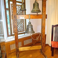 Музей-усадьба "Ботик Петра 1". Белый дворец. Экспозиция "В начале славных дел". Первый зал о пребывании юного царя  в Переславле и строительстве военной флотилии на берегах Плещеева озера. Корабельные колокола.