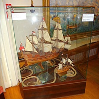 Музей-усадьба "Ботик Петра 1". Белый дворец. Экспозиция "В начале славных дел". Парадный зал о заслугах людей в создании музея и сохранения исторического наследия. Туче А.Ф. 2003г. Модель 24-х пушечного фрегата "Марс". Парусник "Святой Пётр". 1980г.
