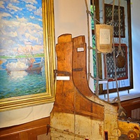 Музей-усадьба "Ботик Петра 1". Белый дворец. Экспозиция "В начале славных дел". Первый зал о пребывании юного царя  в Переславле и строительстве военной флотилии на берегах Плещеева озера. Перо руля.