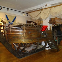 Музей-усадьба "Ботик Петра 1". Белый дворец. Экспозиция "В начале славных дел". Первый зал о пребывании юного царя  в Переславле и строительстве военной флотилии на берегах Плещеева озера. Реконструкция корабля потешной флотилии с подлинными пушками.