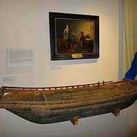 Музей-усадьба "Ботик Петра 1". Белый дворец. Экспозиция "В начале славных дел".  Зал о пребывании царя  в Переславле и строительстве флотилии на берегах Плещеева озера. Модель галеры. По борту надпись: "Кататься во здравие по озеру Переяславскому".