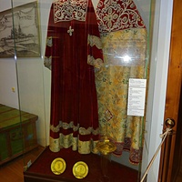 Музей-усадьба "Ботик Петра 1". Белый дворец. Экспозиция "В начале славных дел". Комната Петра 1. Фелонь, конец XVIIв. Тарели,1729г. Дискос, 1729г. Звездица, 1729г. Стихарь, вторая половина XVIIв.