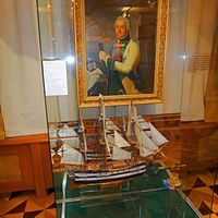 Музей-усадьба "Ботик Петра 1". Белый дворец. Экспозиция "В начале славных дел". Парадный зал о заслугах людей в создании музея и сохранения исторического наследия. Адмирал Спиридов Г.А. Модель корабля "Святой Евстафий" (изготовил Савин Ю.С. 1984г.).