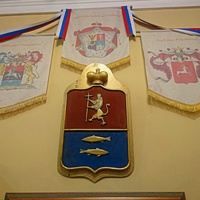 Музей-усадьба "Ботик Петра 1". Белый дворец. Экспозиция "В начале славных дел". Парадный зал о заслугах людей в создании музея и сохранения исторического наследия. Старинный Герб Переславля.