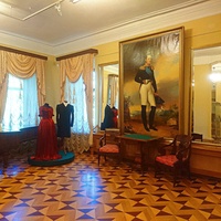 Музей-усадьба "Ботик Петра 1". Белый дворец. Экспозиция "В начале славных дел". Парадный зал о заслугах людей в создании музея и сохранения исторического наследия.