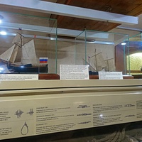 Музей-усадьба "Ботик Петра 1". Белый дворец. Экспозиция "В начале славных дел". Первый зал о пребывании царя  в Переславле и строительстве военной флотилии на берегах Плещеева озера. Бот 1739г. Коч "Перун и Закат" 1746г.