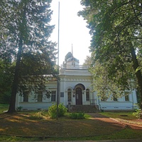 Музей-усадьба "Ботик Петра 1". Белый дворец. Здание построено в 1850-52гг. На этом месте в XVIIв. был деревянный дворец Петра 1. В 1984г. после реставрации здесь открыта экспозиция "Озеро Плещеево - колыбель русского военно-морского флота".