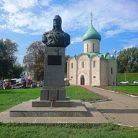 Памятник Александру Невскому открыт в 1958г. на месте  родовой вотчины русского князя. Проект скульптора С. Орлова и архитектора Л. Капицы в виде традиционного бюста князя в боевом снаряжении – кольчуге и шлеме. За ним - Спасо-Преображенский собор.