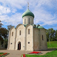 Спасо-Преображенский собор. Заложен Ю. Долгоруким в 1152г. Достроен при А. Боголюбском в 1157-м. Одноглавый крестово-купольный четырёхстолпный трёхапсидный храм — из ранних арх. памятников С-В Руси. В нём крещены многие князья, в т.ч. А. Невский.