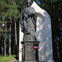 Памятник Святителю Николаю Мирликийскому.