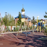 Детская площадка и церковь Покрова Пресвятой Богородицы