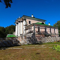 Парк усадьбы Кривякино. Главный дом бывшей дворянской усадьбы конца XVIII — начала XIX вв. В настоящее время здесь располагается культурный центр.