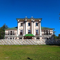 Парк усадьбы Кривякино. Главный дом бывшей дворянской усадьбы конца XVIII — начала XIX вв. В настоящее время здесь располагается культурный центр.