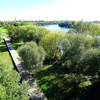 Река Москва. Слева - деревянный настил дорожки парка усадьбы Кривякино в пойме реки.