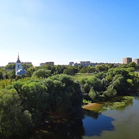 Река Москва. Вид с Новлянского пешеходного моста на храм Иоанна Златоуста и Новлянский микрорайон.