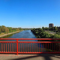 Река Москва в Воскресенске между Новлянскими мостами. Вид с автомобильного моста на пешеходный.
