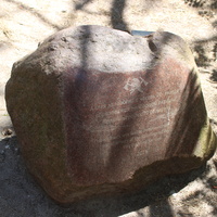 Памятный знак, установленный к 70-летию пожарной службы.