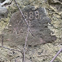 Д. Лопушно (Дятловский район). Надпись на стене старой мельницы ( местные мужчины перед уходом в армию , оставляли надписи на память. Лашковский Анатолий Антонович 1988) фото ноябрь 2024