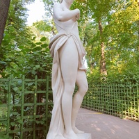 Статуя нимфы воздуха .