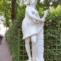 Скульптура аллегории архитектуры .