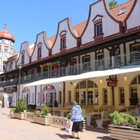 На центральной площади.