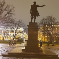Памятник Пушкину . Установлен в 1957 году . Скульптор М. К Аникушин.