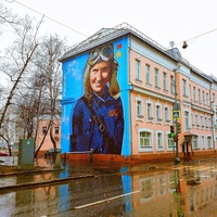 Мурал с изображением советской лётчицы- штурмана .Первой женщины  Героя Советского Союза 1938 года Марины Расковой , был  написан на фасаде дома 9 по улице Нижняя Масловка.