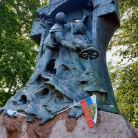 Памятник геройской гибели в 1904 г. в бою Русско- японской войны миноносца Стерегущий . Создан скульптором К. В. Изенбергом и архитектором А. И. фон Гогеном , расположен в Александровском саду.