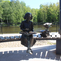 В парке творчества "Муза". Девочка, читающая сказки.