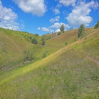 На склонах Кунгурской Ледяной Горы над пещерой.
