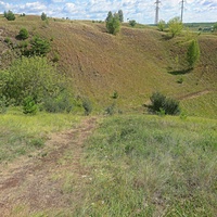 На склонах Кунгурской Ледяной Горы над пещерой. Справа - окраина деревни Филипповка.