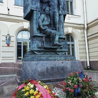 Памятник Русской гвардии Великой войны , у Витебского вокзала.  Авторы скульпторы Студии военных художников имени М. Б. Грекова М. В. Переяславец и А. И. Игнатов , архитектор А. Королёв