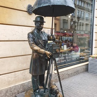 Памятник петербургскому  фотографу. Авторы архитектор Л. В. Домрачева и скульптор Б.А. Петров .