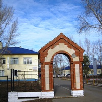 Мокроус. Районная больница.  Готическая арка ворот. Фото 2016г. Личный архив.