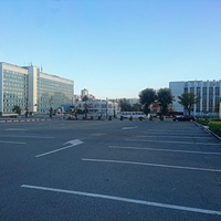 Дом Советов по ул. Ленина, 51 слева и в центре за ним - Краевая Филармония с Органным концертным залом по ул. Ленина, 51Б. Вид с автопарковки.