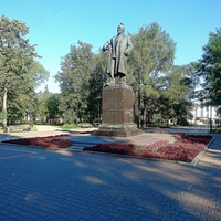 Памятник В.И. Ленину в Театральном саду (бывшем Комсомольском сквере).