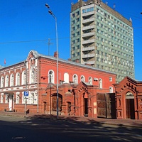 Улица Пермская с домами №№ 55 (православная классическая гимназия), 57 (администрация Ленинского района), 59, 61.